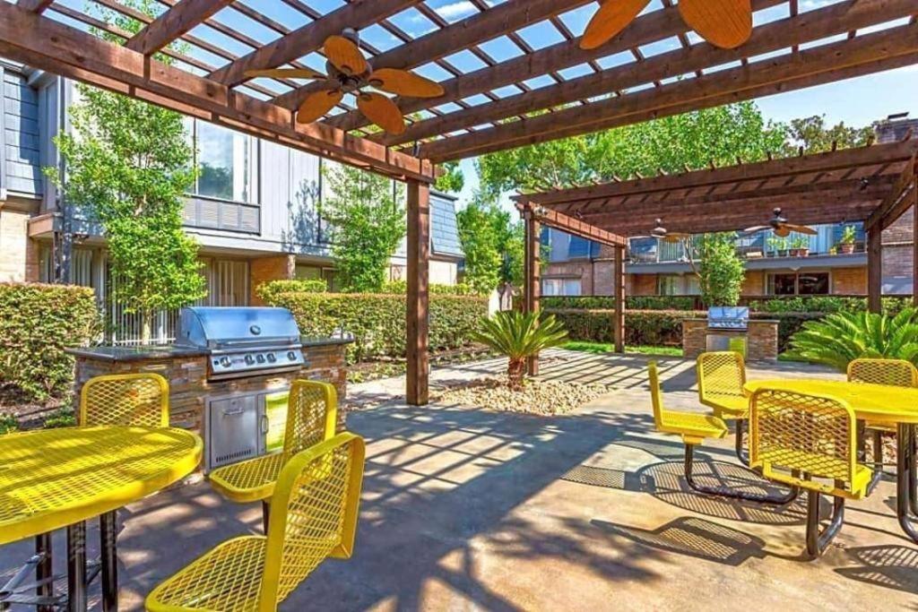 Huge One Bedroom With 2 Queen Size Beds Houston Exterior photo